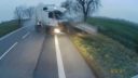 video Ťažká havária kamiónu s prasknutou pneumatikou