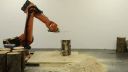 video Robot s motorovou pílou